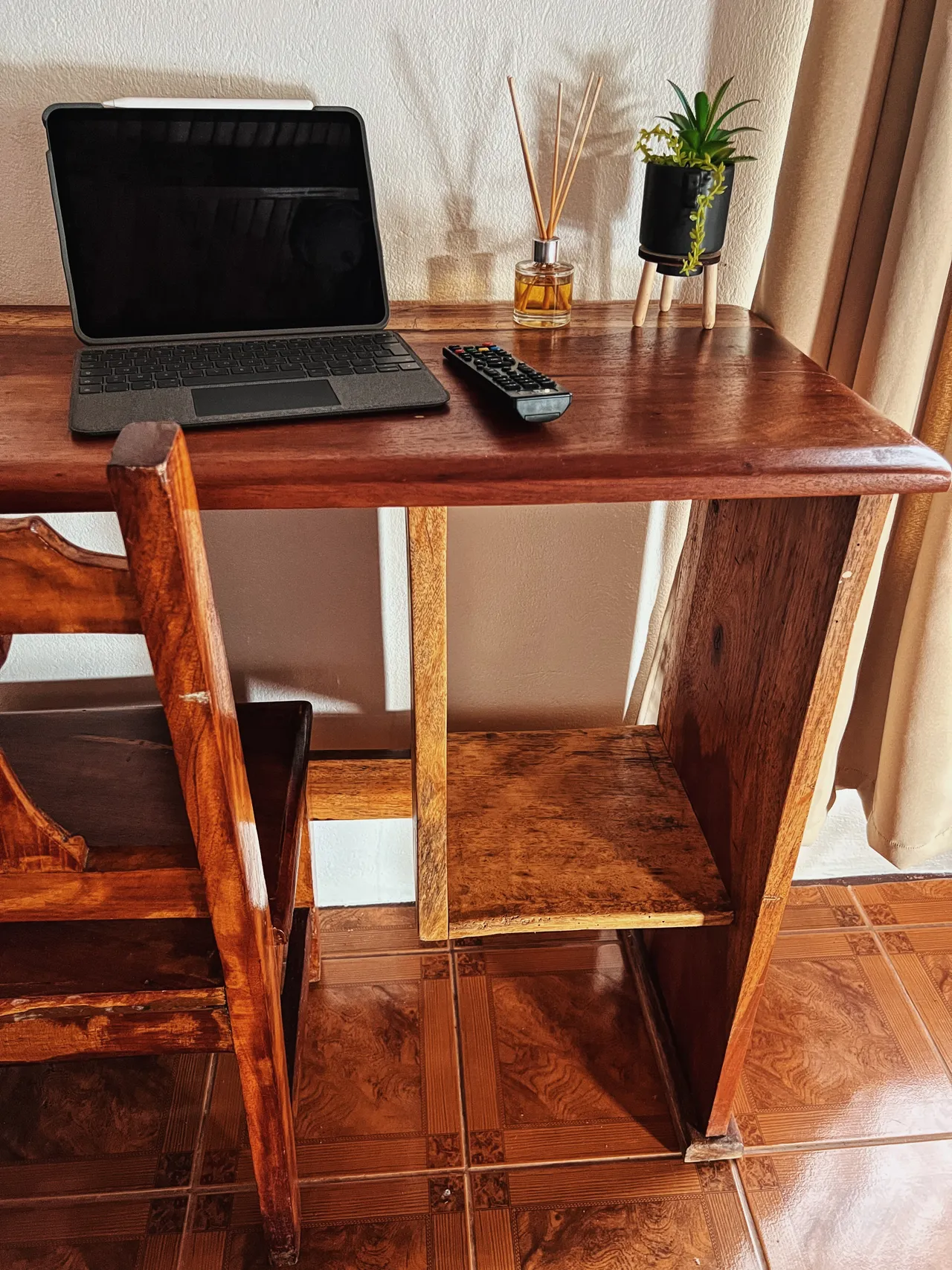 Escritorio de madera para trabajar en la habitación