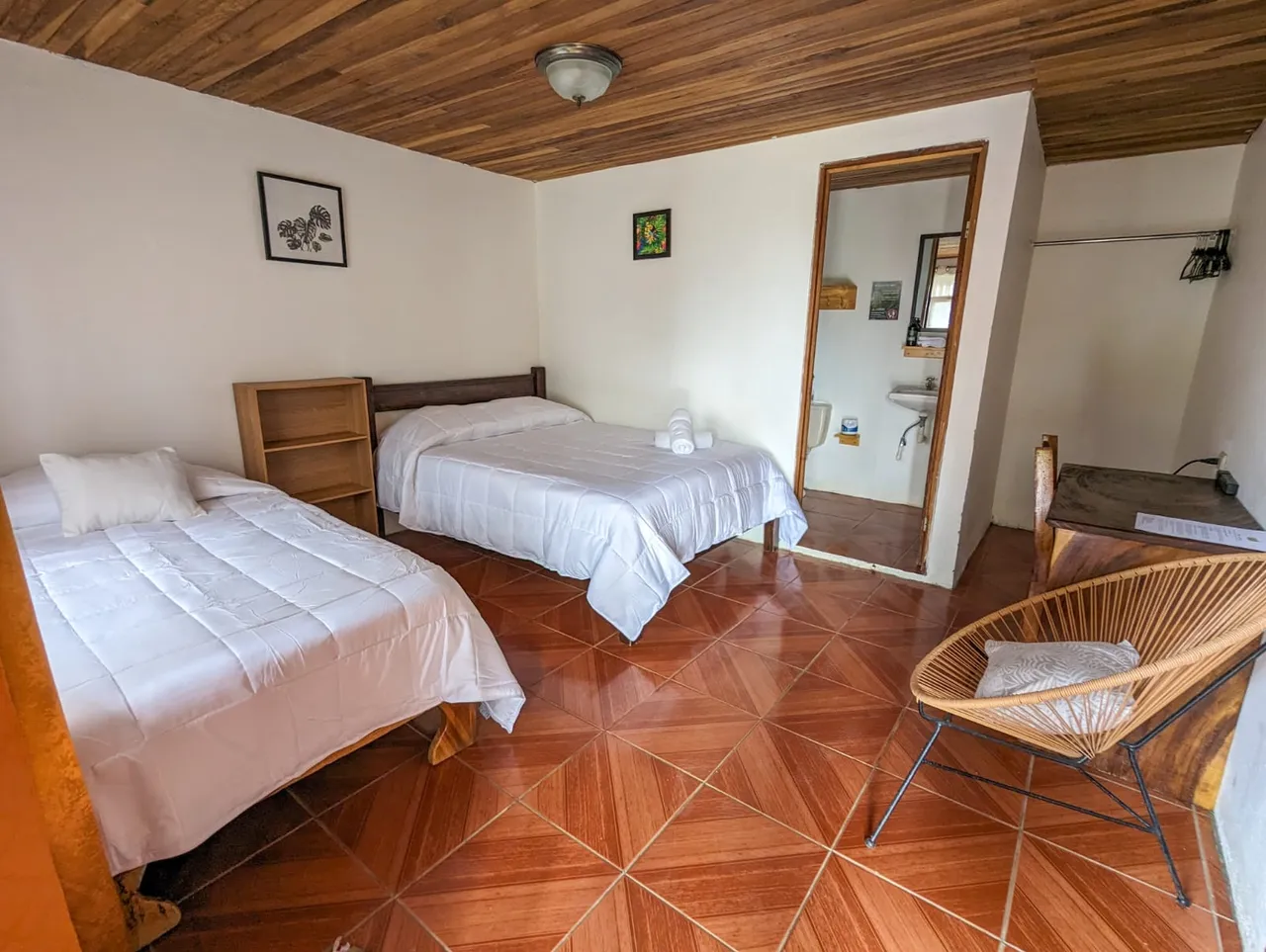 Habitación con dos camas y baño privado