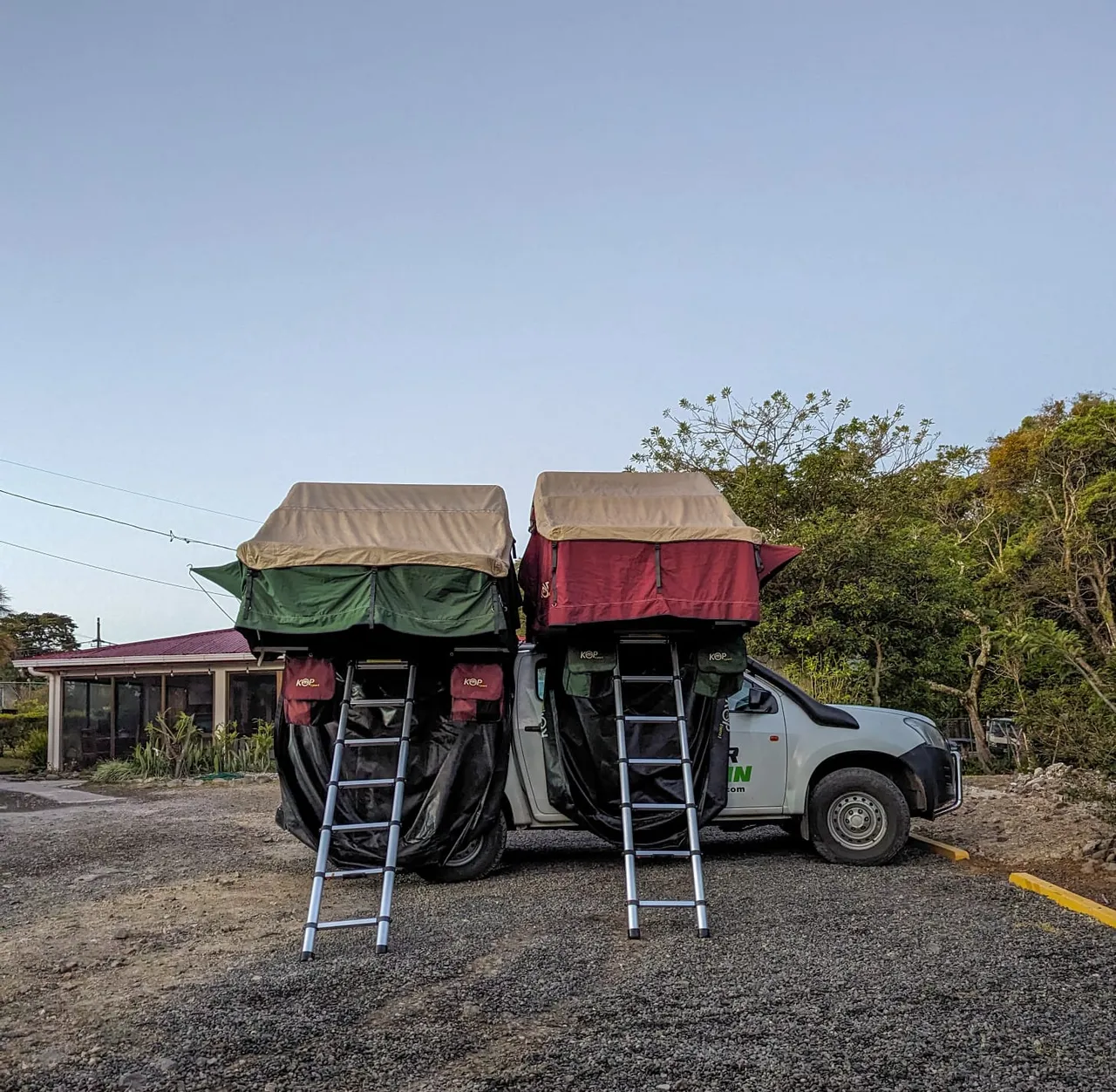 Vehículo con carpas de techo en el parqueo del lodge