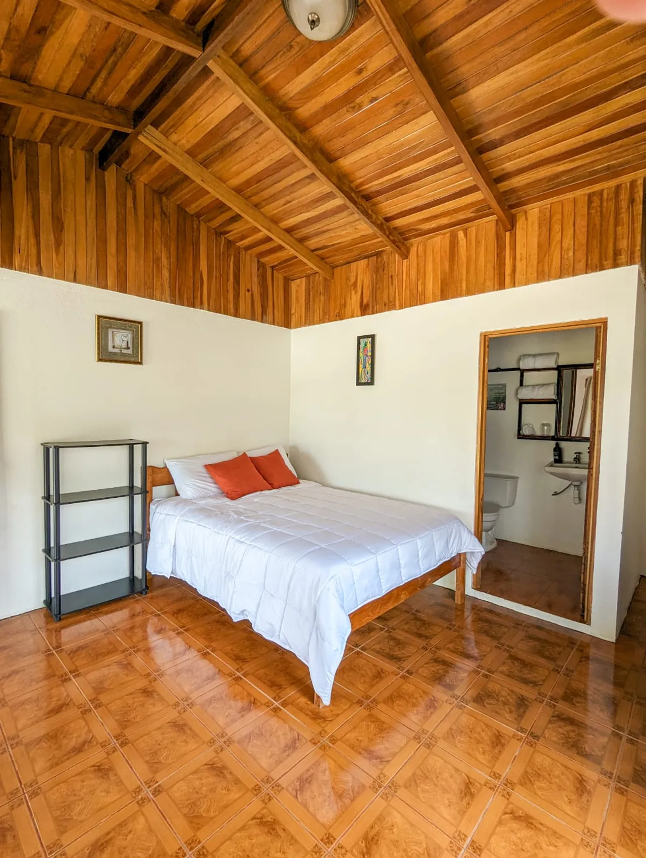 Habitación amplia con cama matrimonial y baño privado