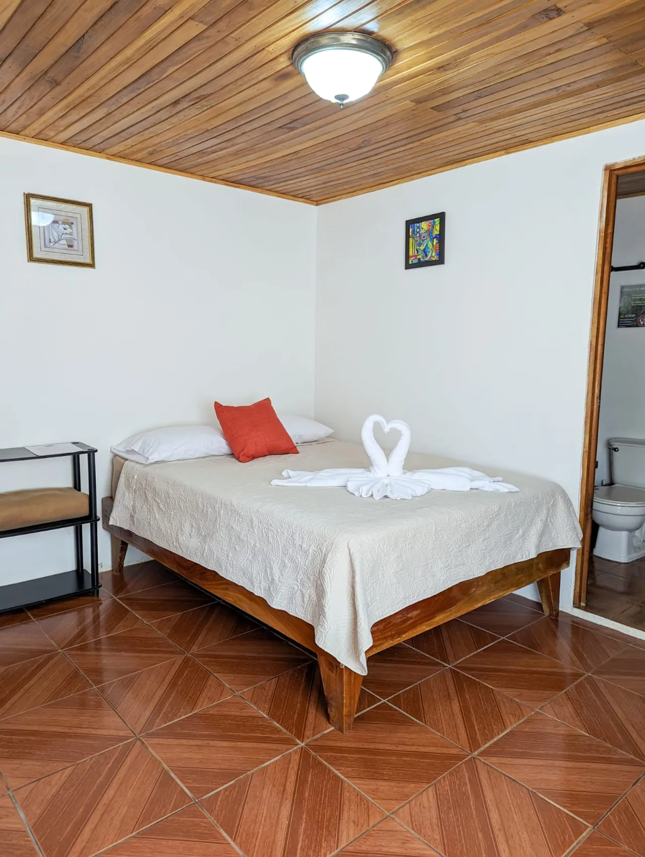Cama matrimonial decorada con un cisne de toallas