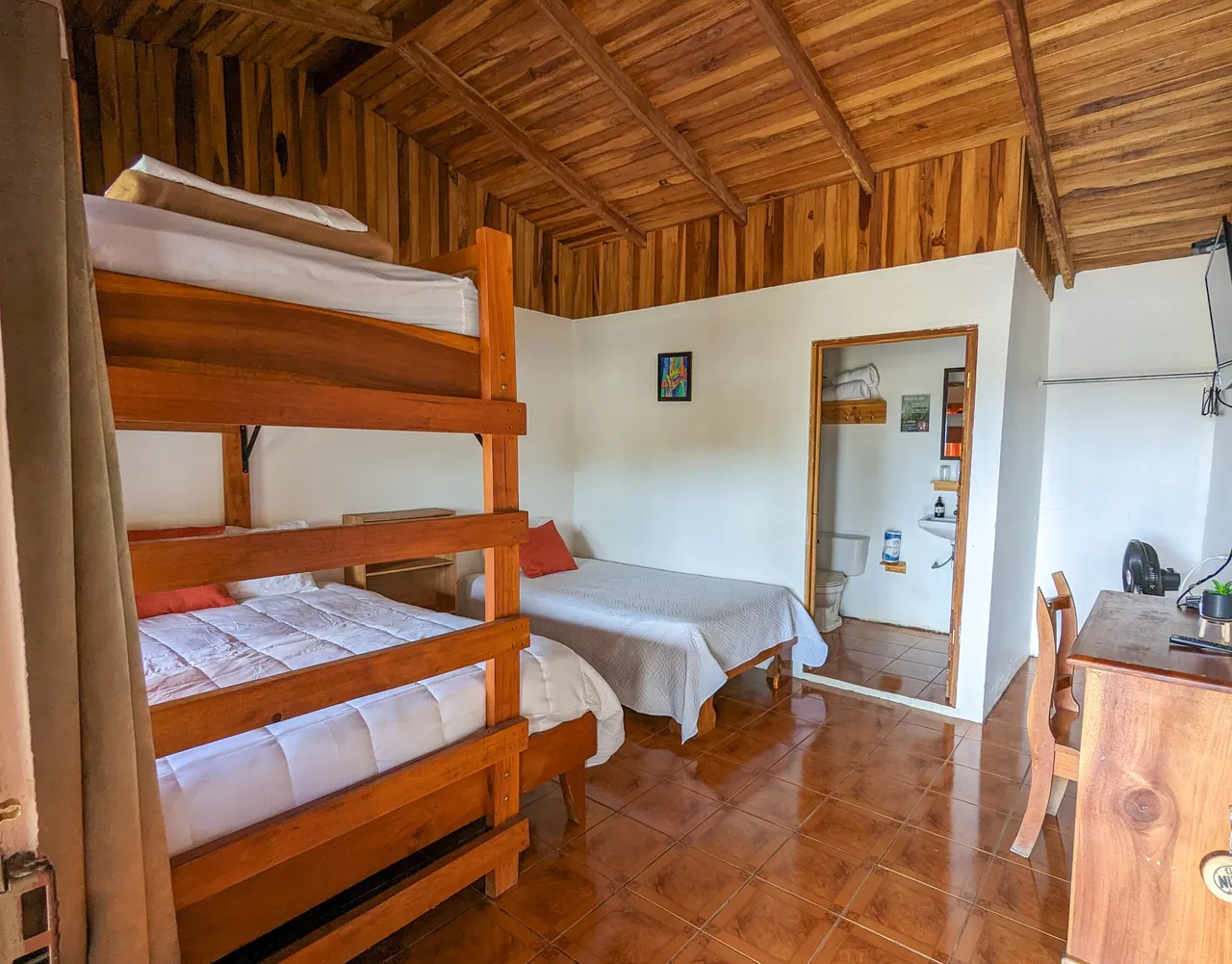 Habitación con camarote y cama individual