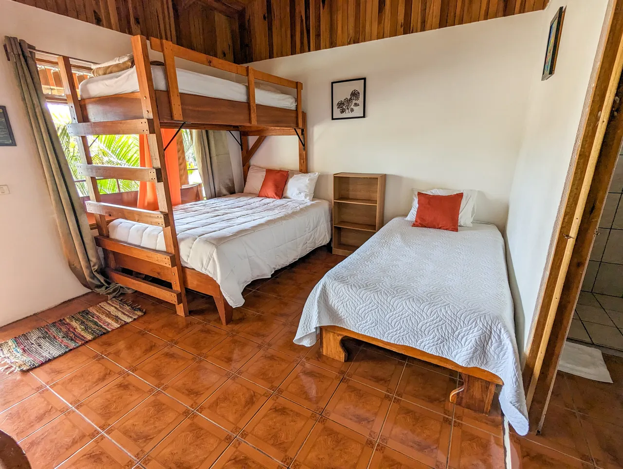 Habitación familiar con camarote y dos camas