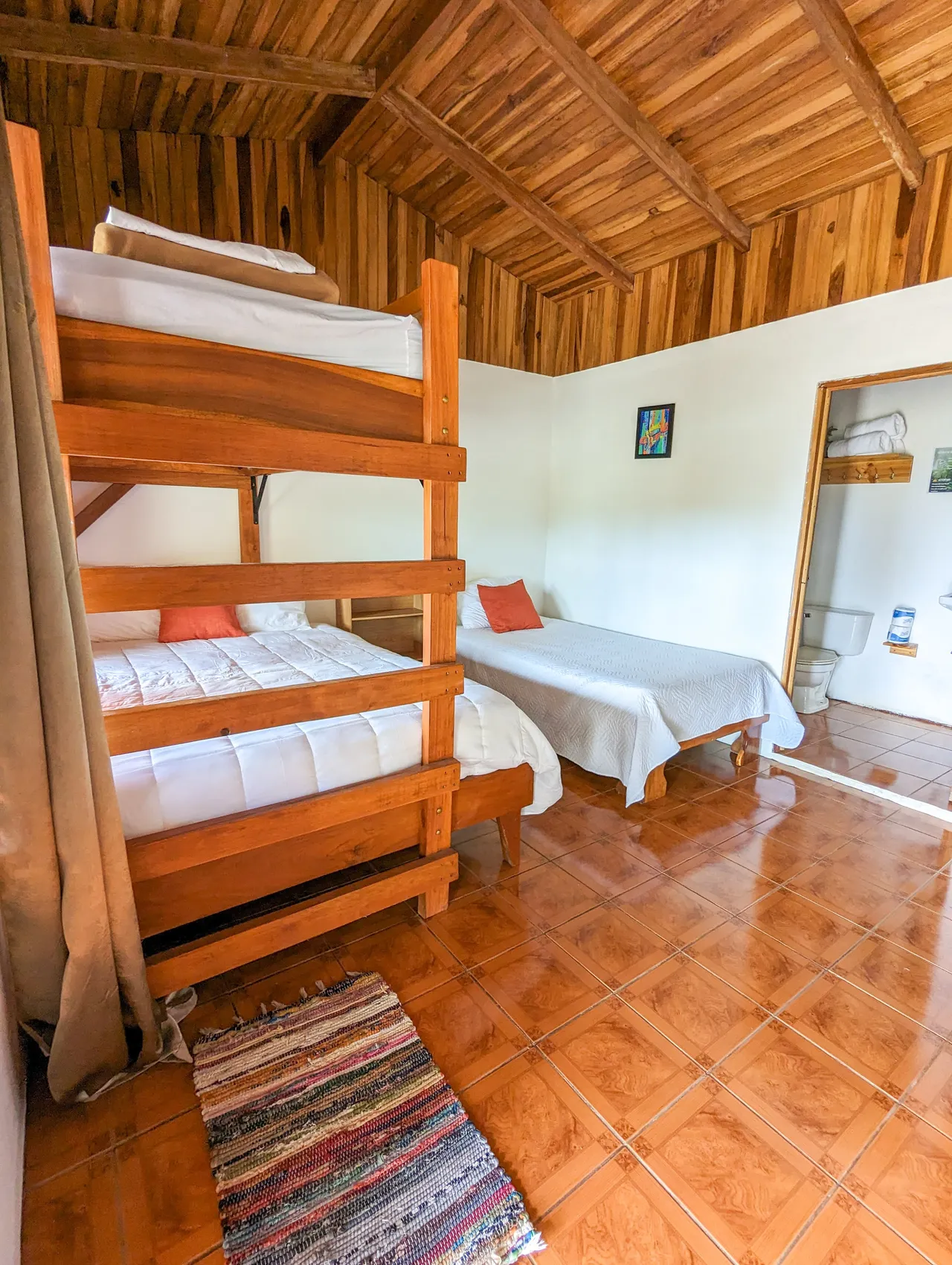 Habitación con camarote de madera y baño privado