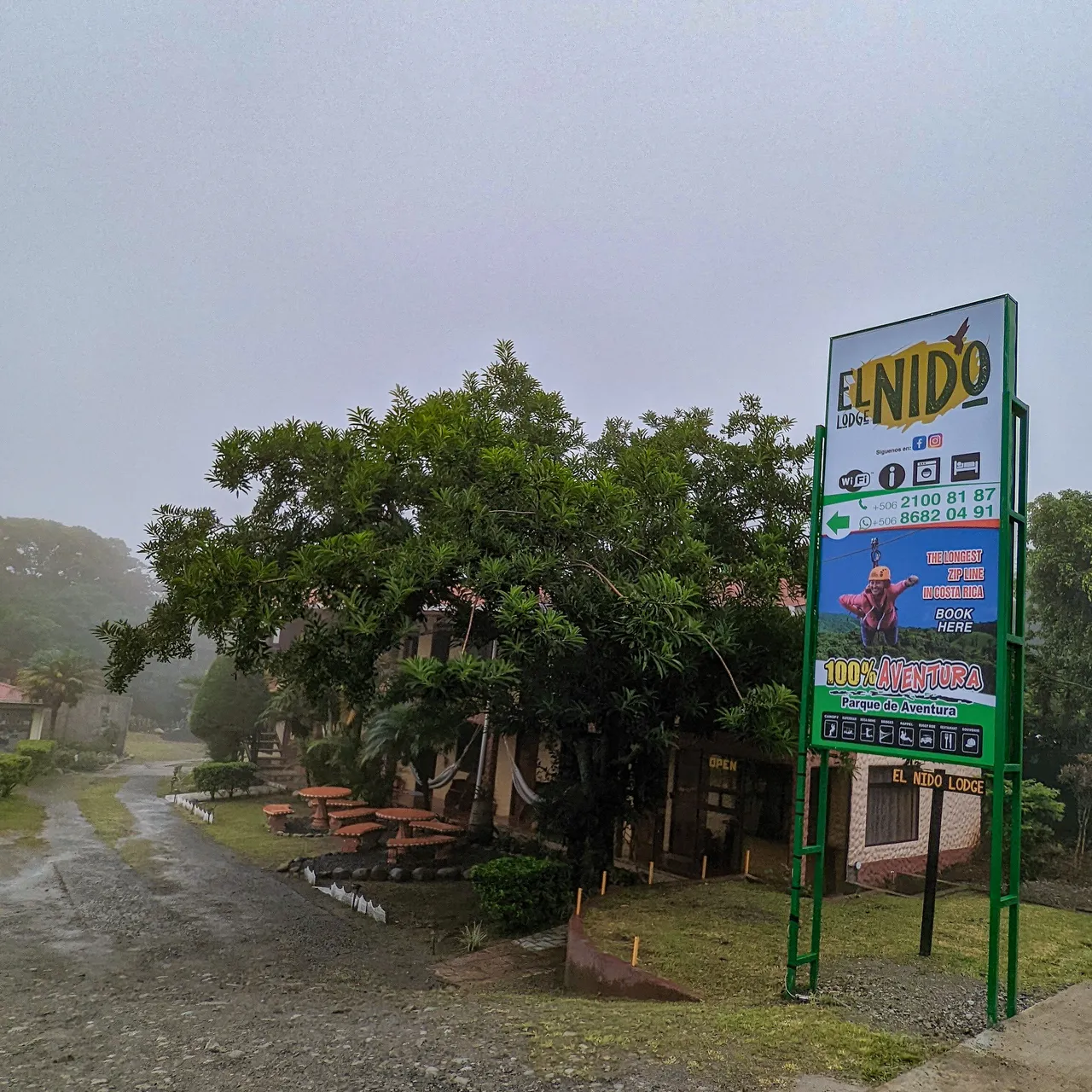 Rótulo de El Nido Lodge en la entrada en un día de neblina