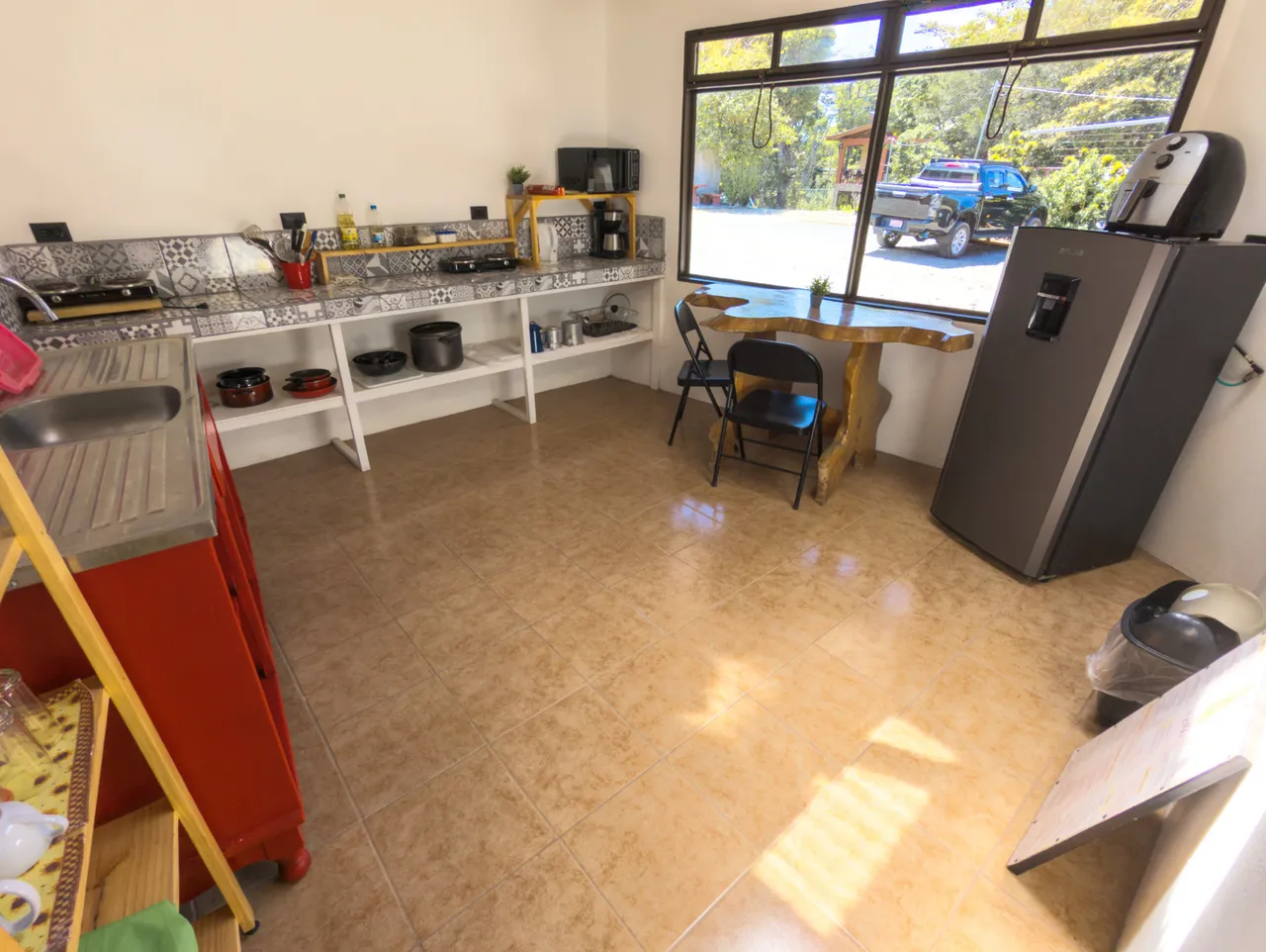 Cocina compartida con refrigeradora y comedor