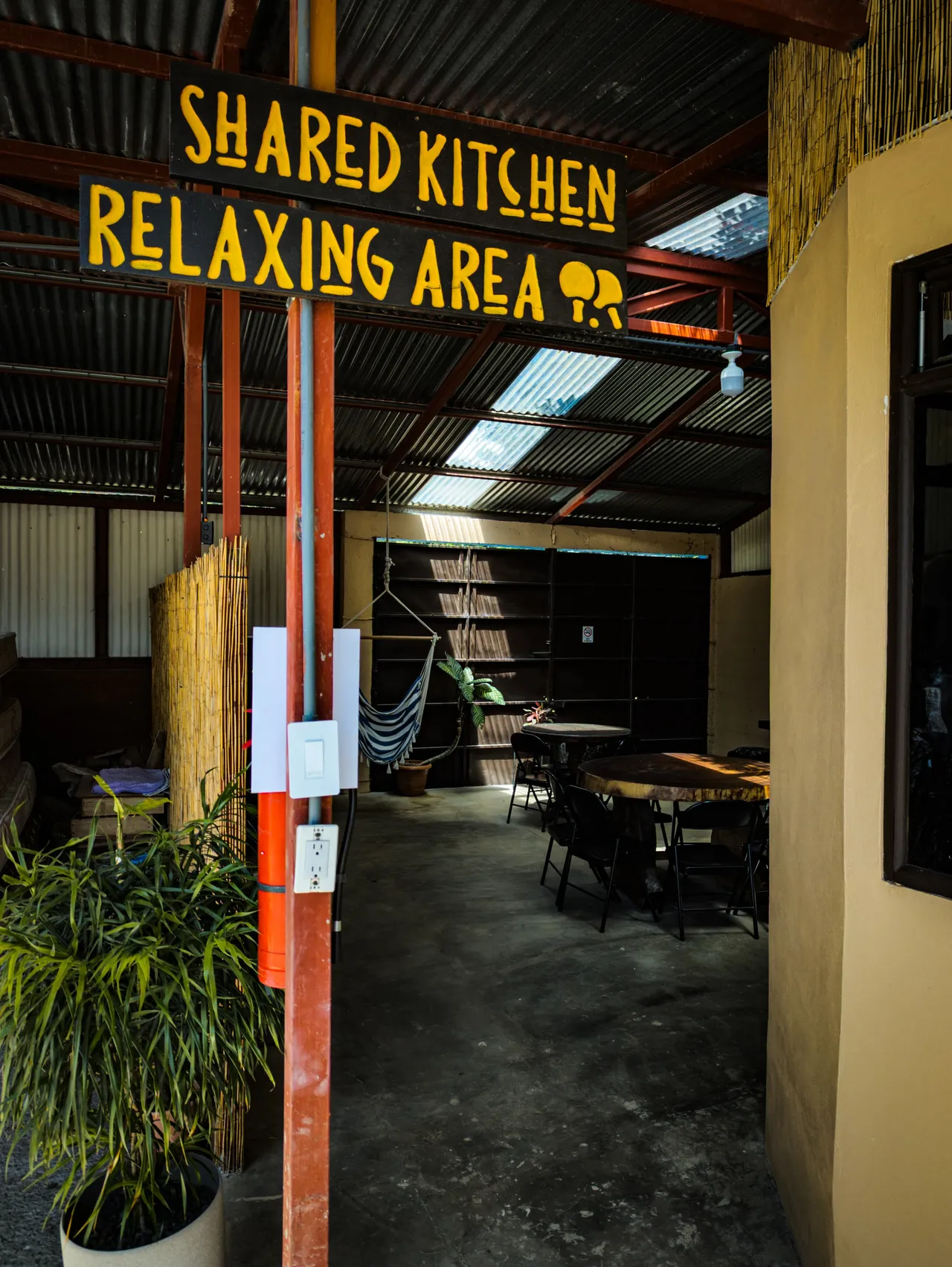 Entrada a la cocina compartida y el área de descanso