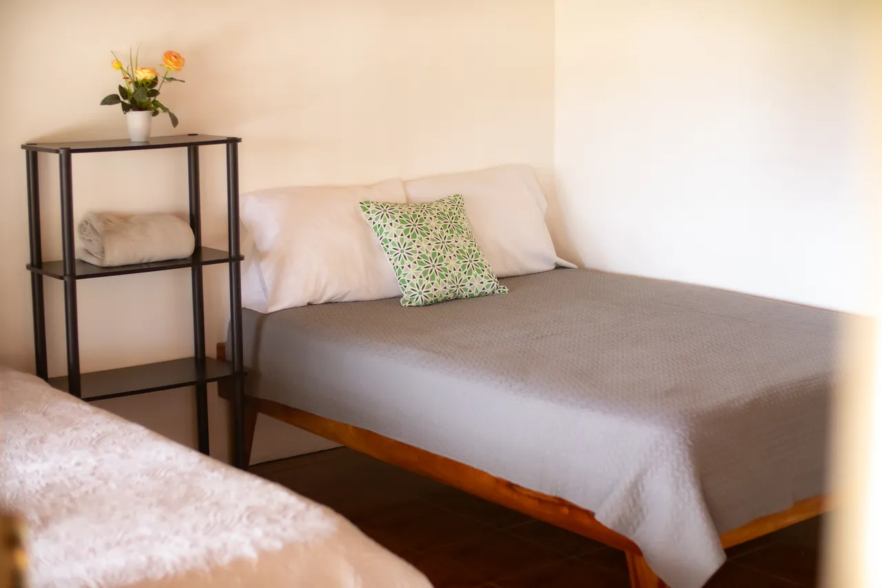 Habitación con cama matrimonial y flores
