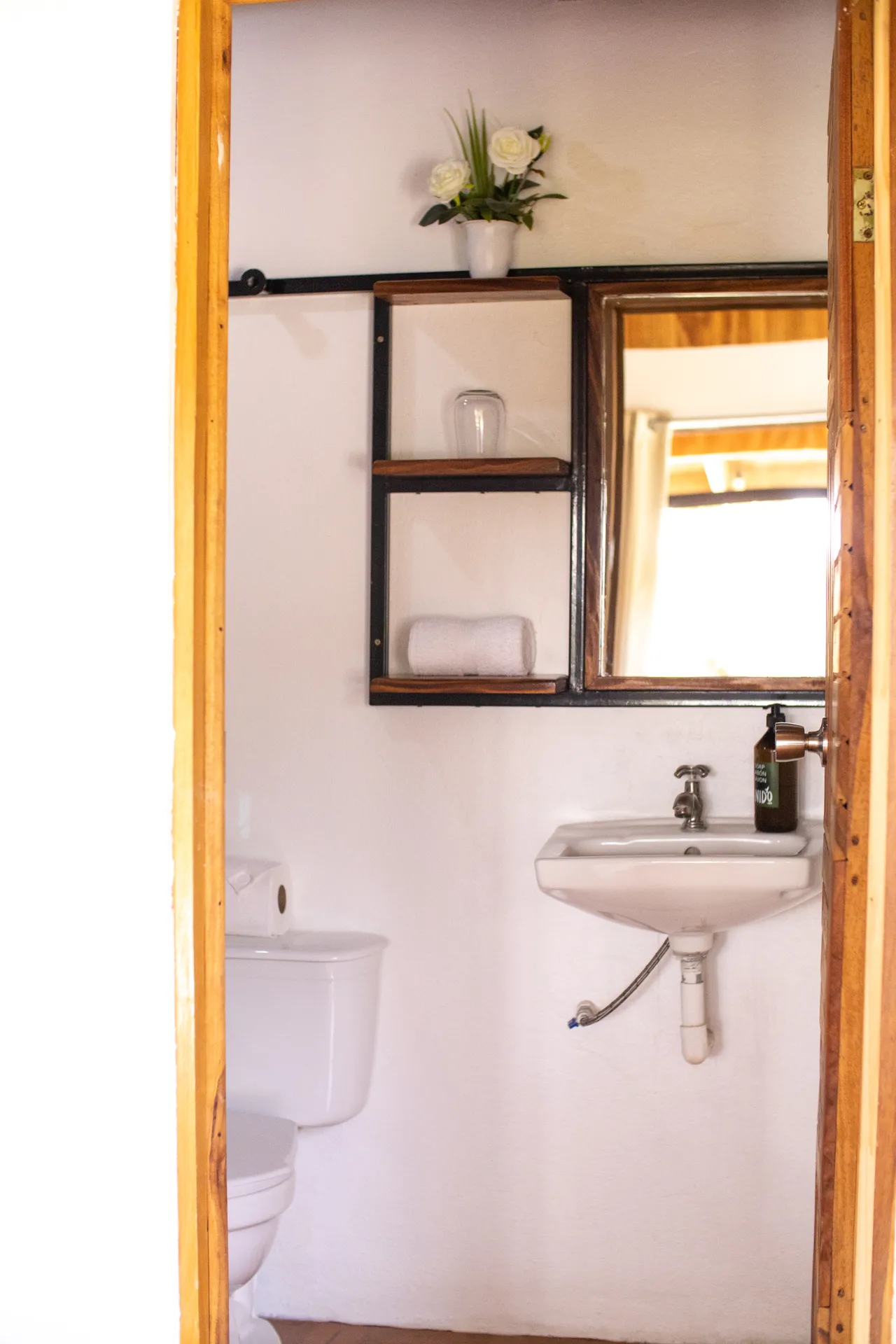Baño privado con lavamanos y espejo