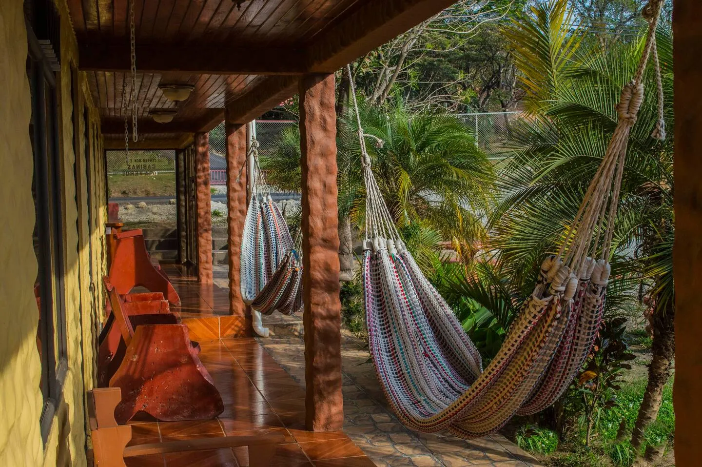 Hamacas en el corredor de El Nido Lodge